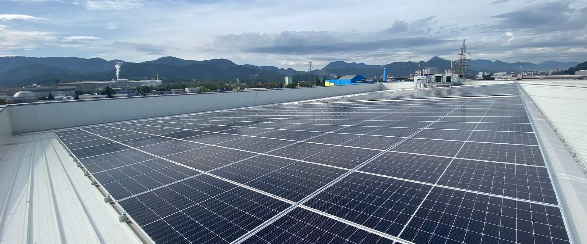 V Hermiju namestili 150 kilovatno sončno elektrarno na streho novega proizvodnega objekta